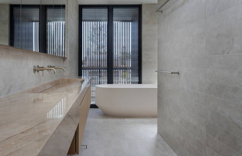 Main ensuite bath